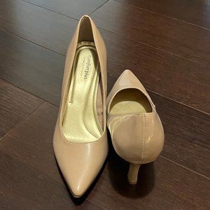 Faux Leather Predictions Comfort Plus Neutral Heels size 9.5